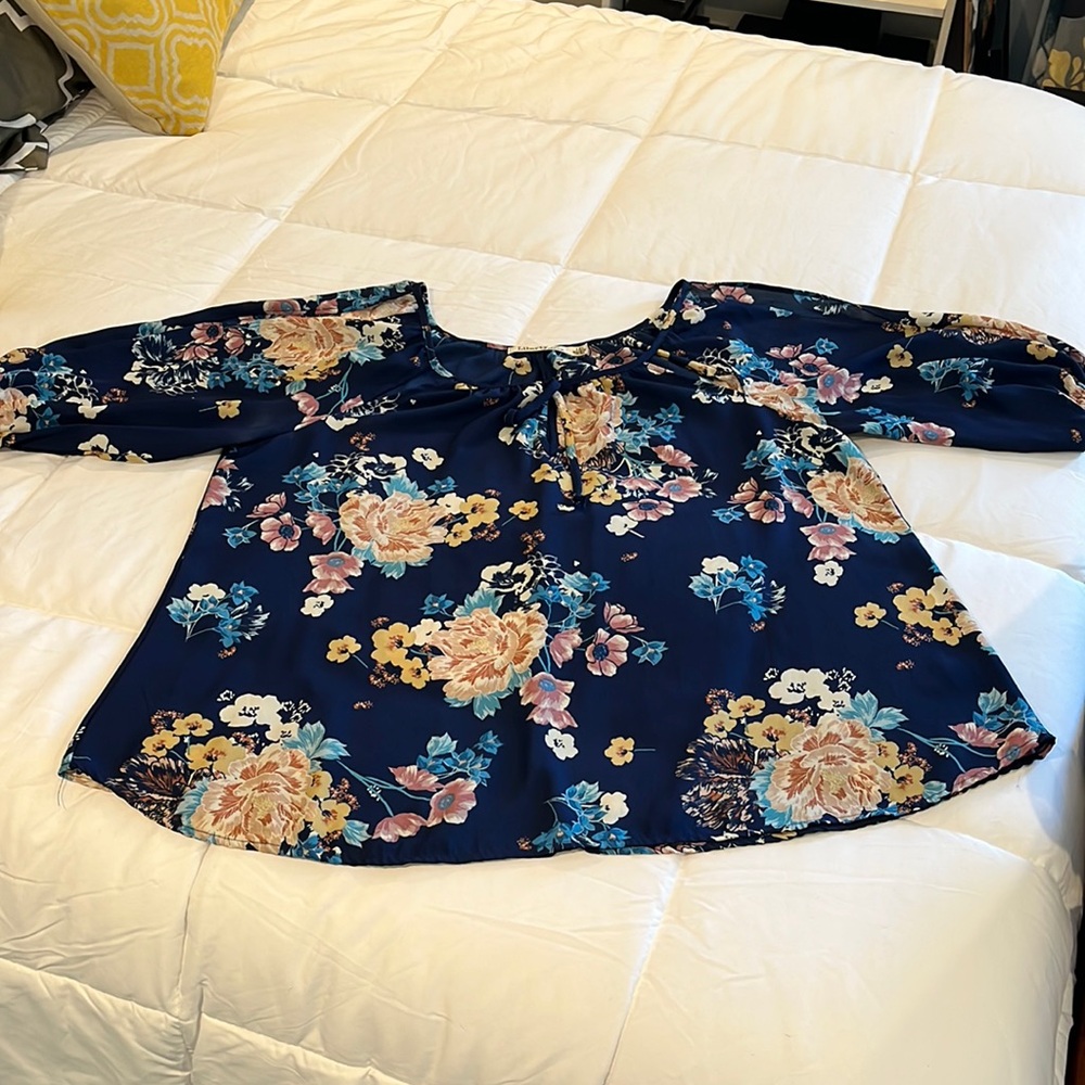 Women’s 1XL Liberty Love Cold Shoulder 3 neck keyhole 3/4 sleeve blouse